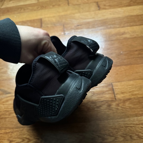 Womens All Black Nike Hurache Shoes - Picture 5 of 10
